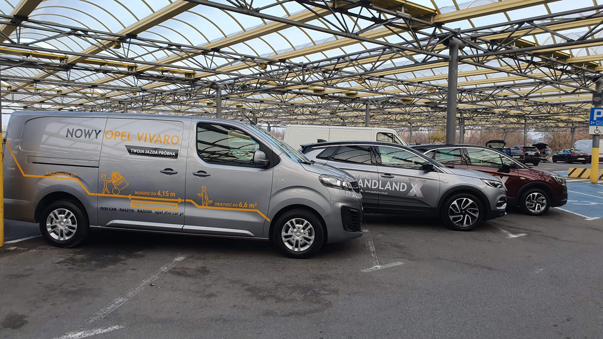 Samochody Opel na parkingu Selgros